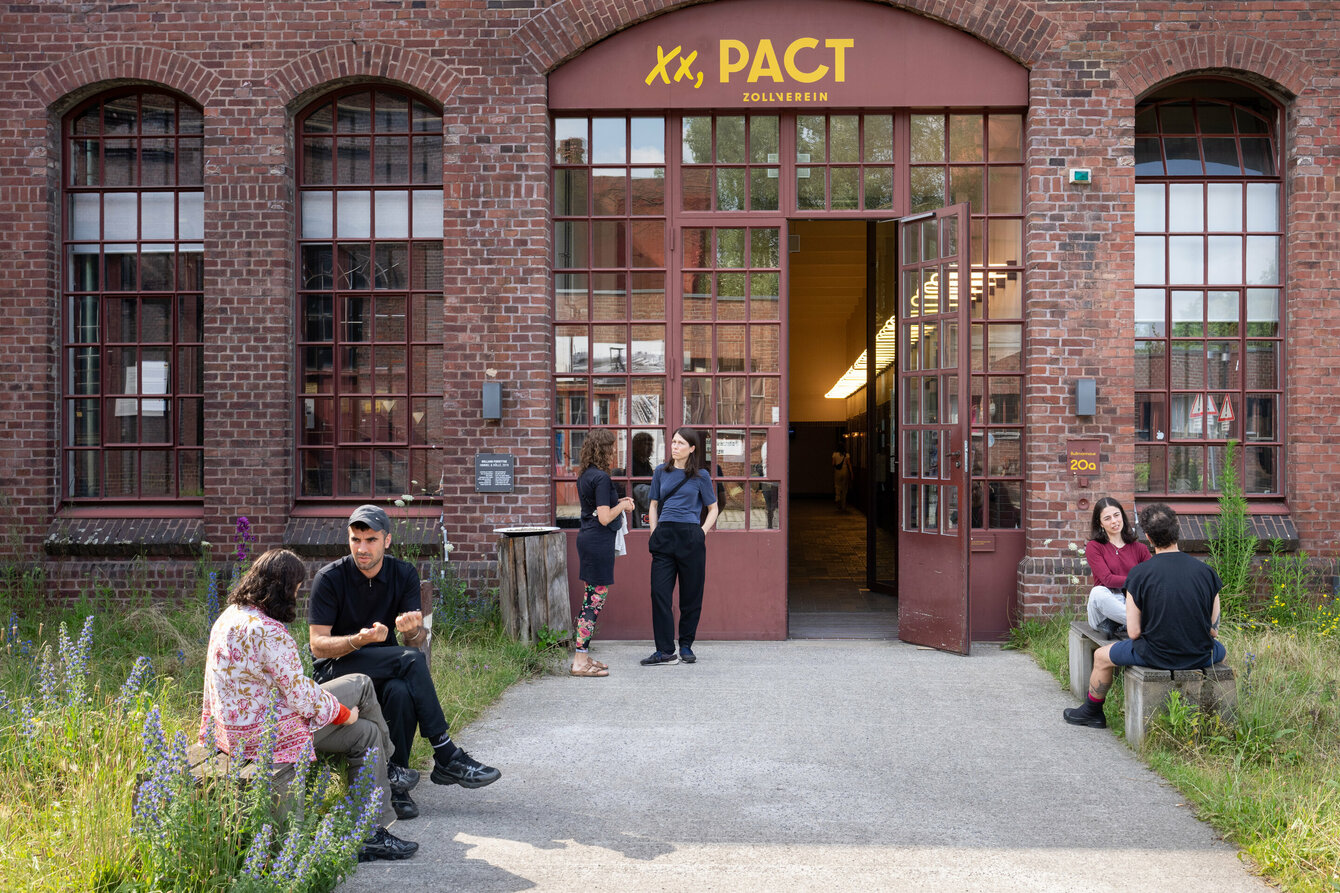Eingangsbereich vor dem Gebäude von PACT Zollverein