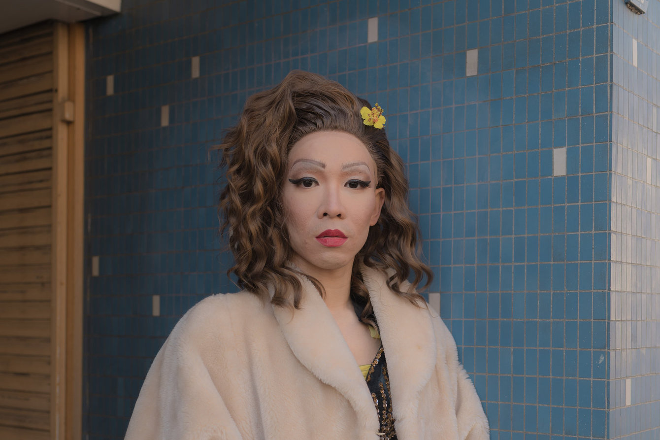 Raymond Liew Jin Pin im Kostüm als seine Drag-Figur MARIA CENCARU 