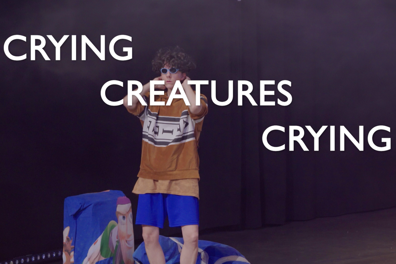 Lee Méir performt crying creatures crying und trägt dabei eine kleine Sonnenbrille auf der Bühne