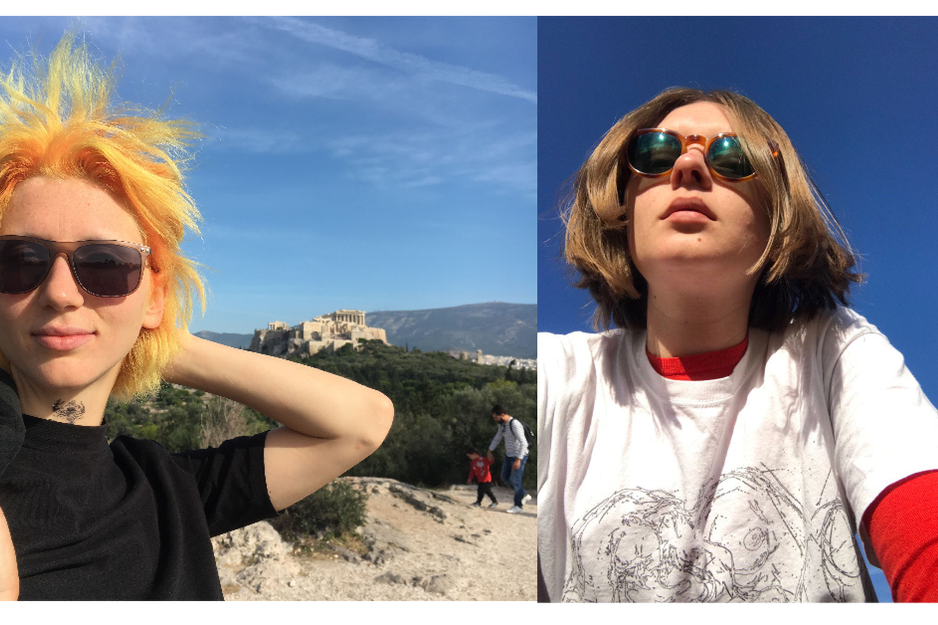 Portraits von n7zza & tryniti vor blauem Himmel mit Sonnenbrille