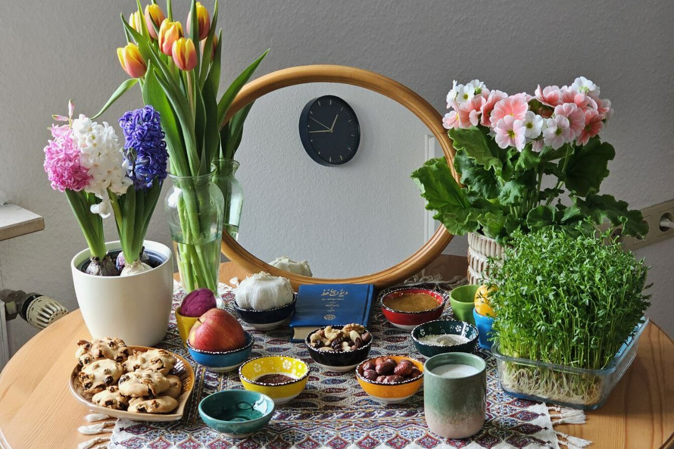 Haft Sin Tisch mit Blumen und einem Spiegel