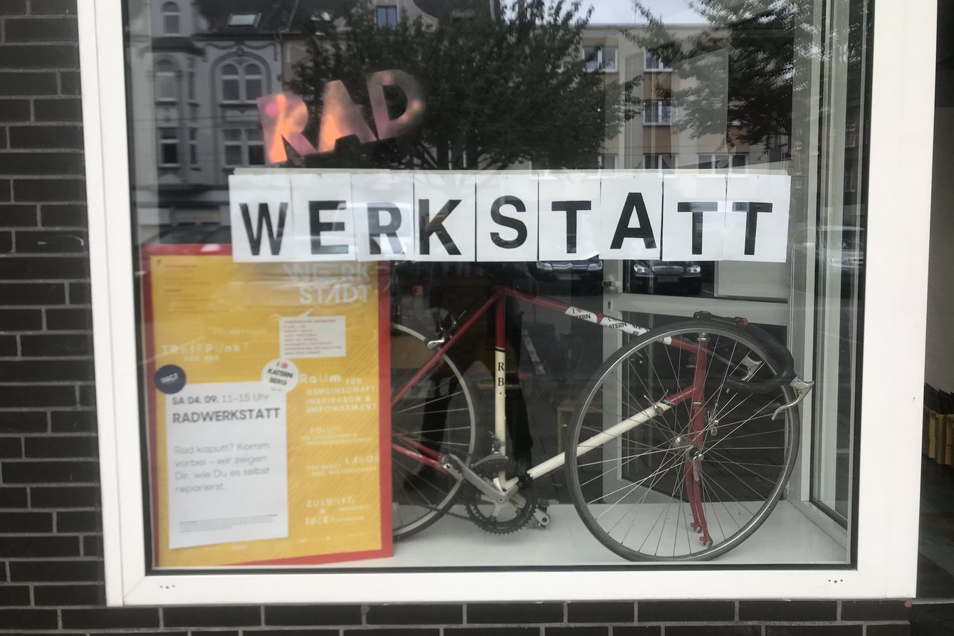 RadWerkStatt-Schild und Fahrard im Schaufenster