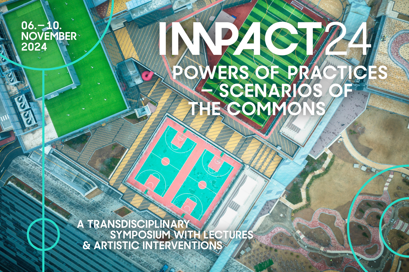 Luftbildaufnahme einer urbanen Landschaft mit Sportplätzen, darauf der Schriftzug IMPACT24 Powers of Practices – Scenarios of the Commons