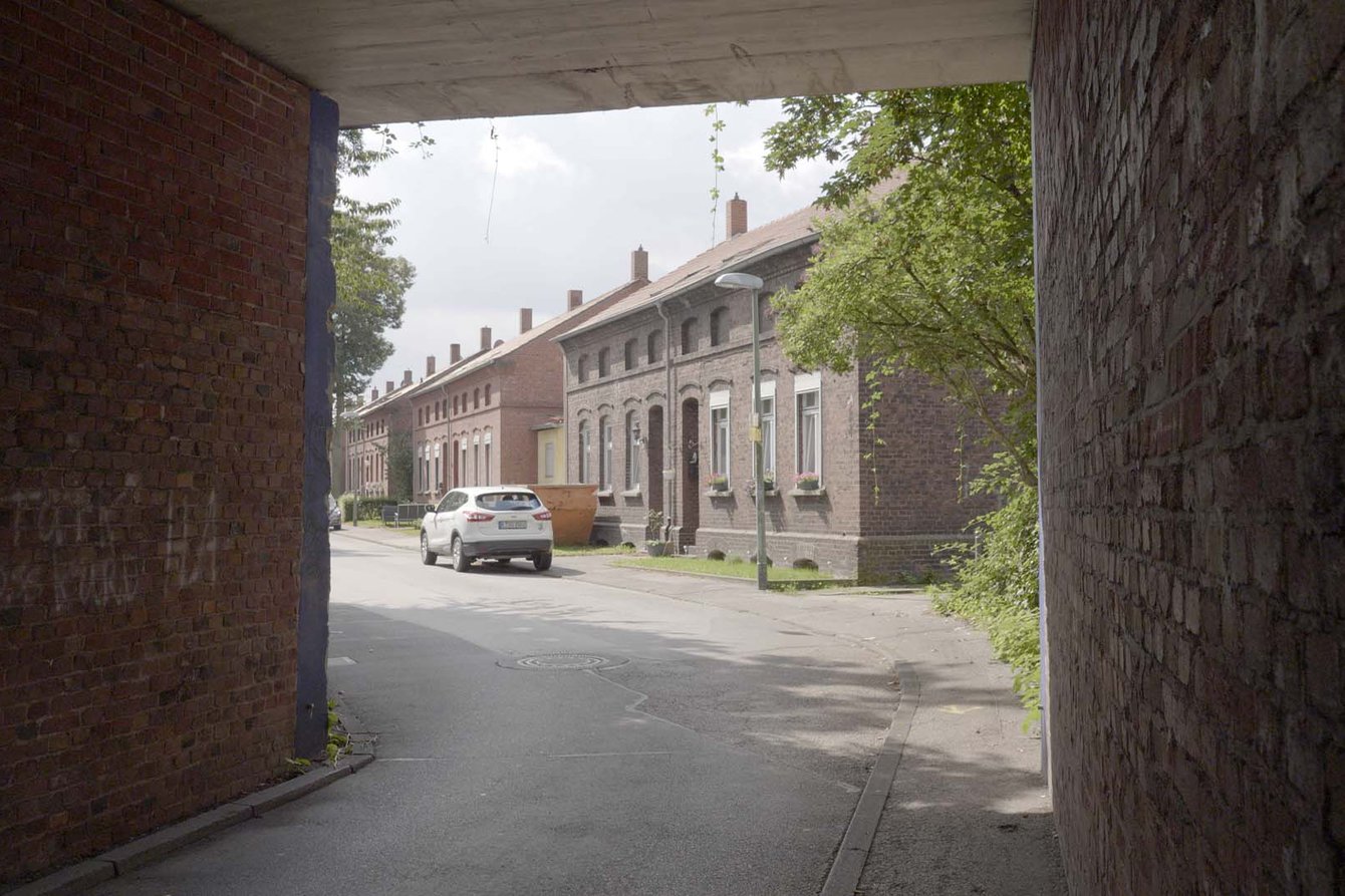 Blick durch Tunnel auf typische ehemalige Arbeitersiedlung im Essener Norden.