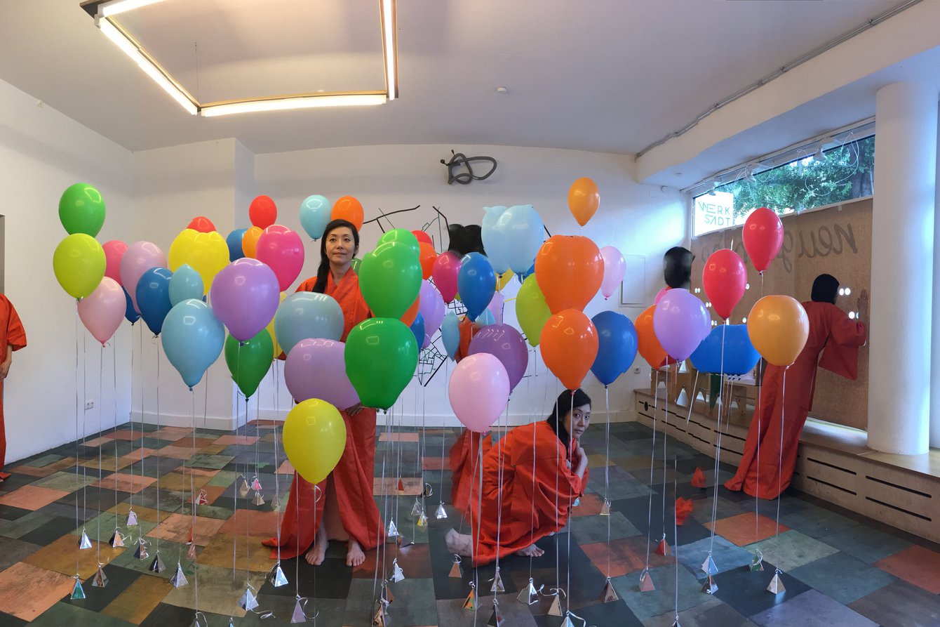 Person bewegt sich durch Luftballons 