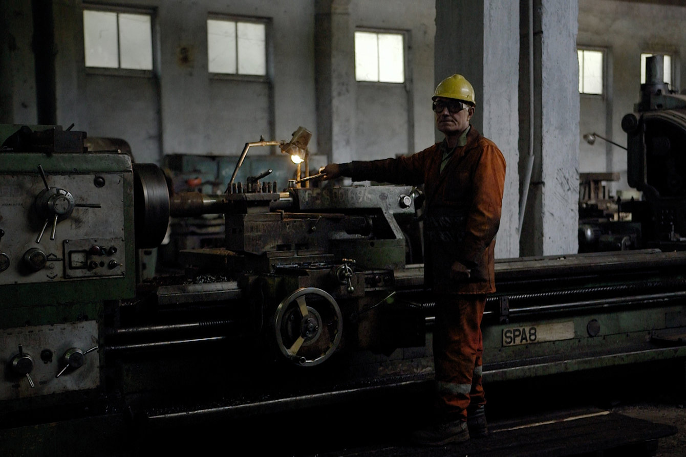 Arbeiter an einer Maschine in der Bergbaustadt Chiatura im Westen Georgiens