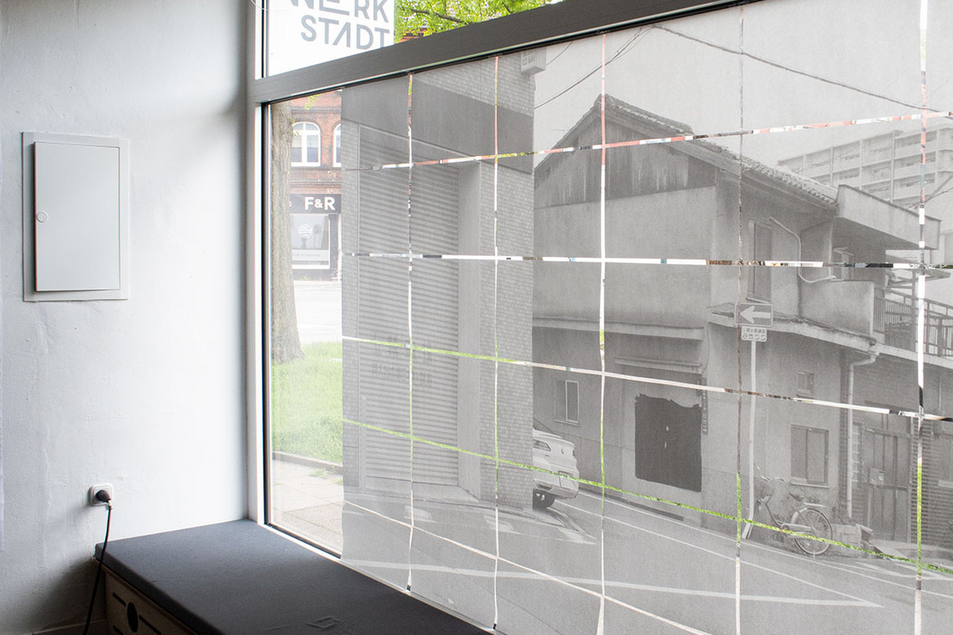 Eine Photographie von Oliver Sieber im Schaufenster der WerkStadt, Innenansicht