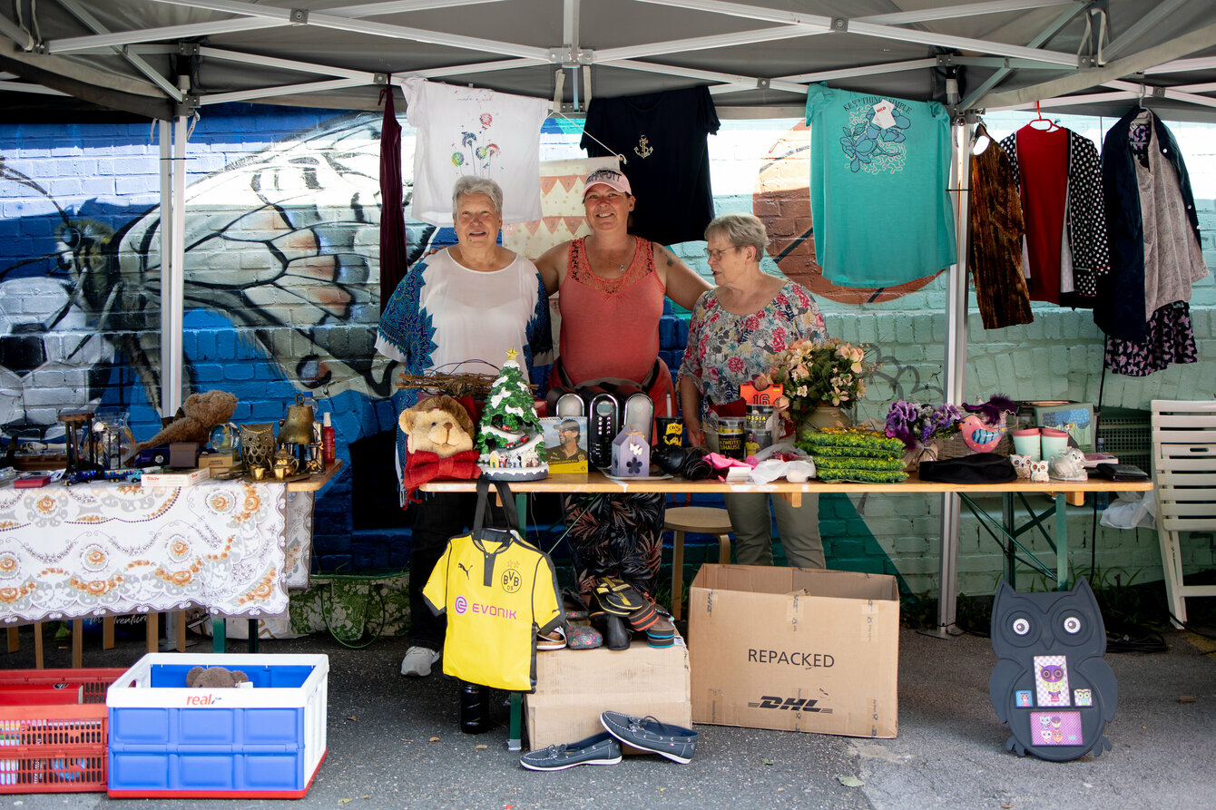 Drei Frauen an einen Flohmarktstand