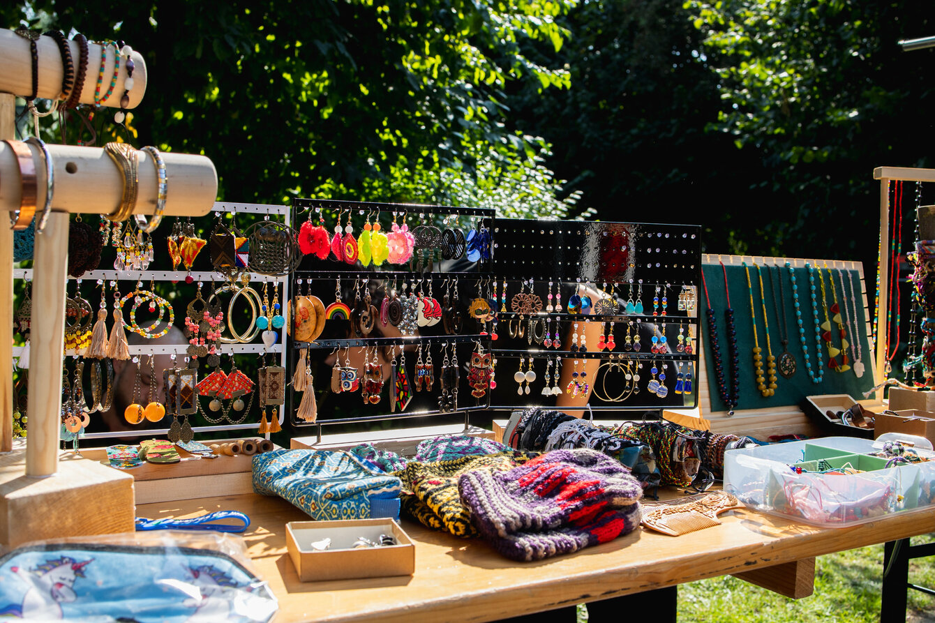 Ein Flohmarktstand mit Schmuck im Angebot