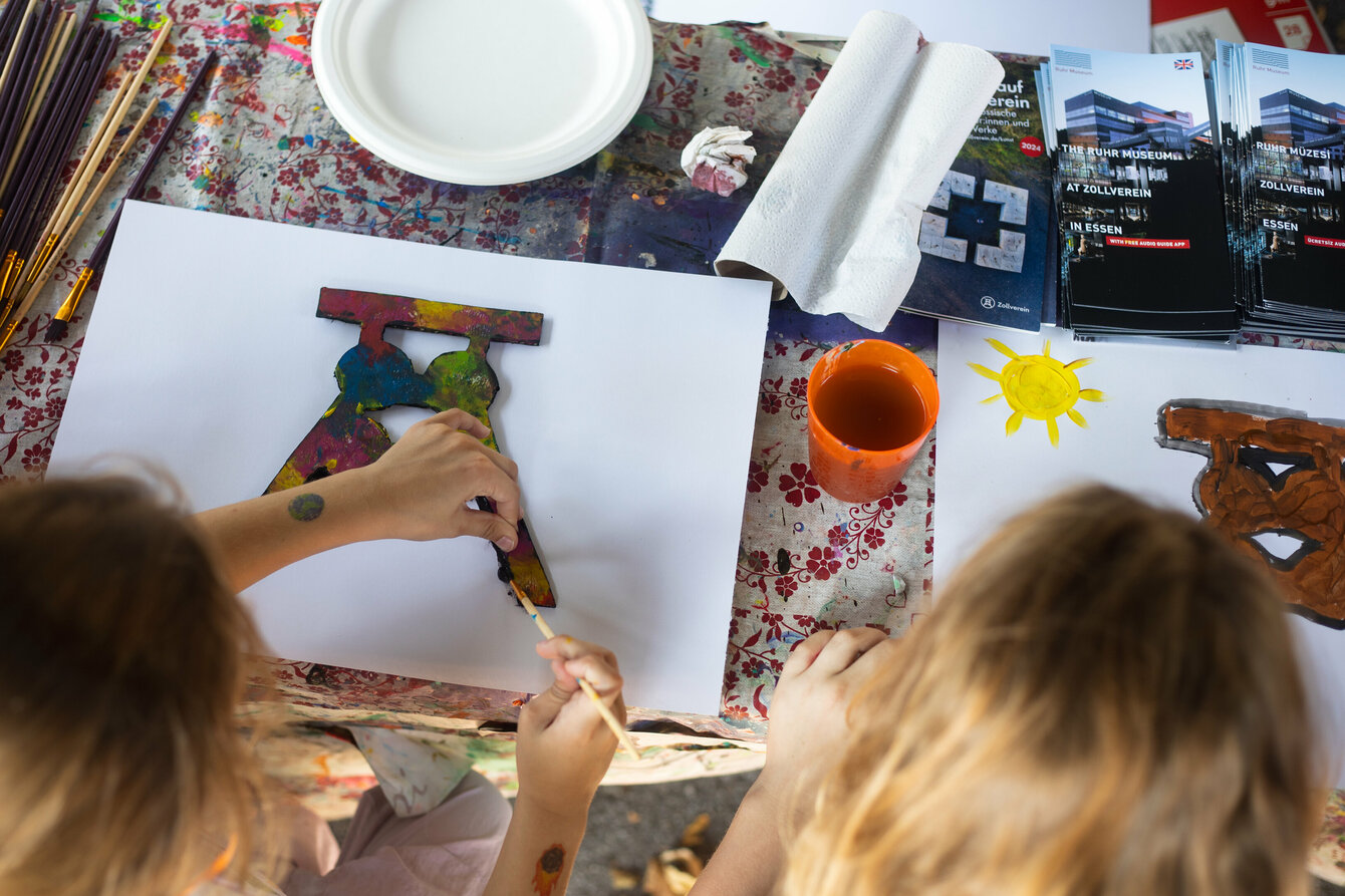 Ansicht von bastelnden Kindern 