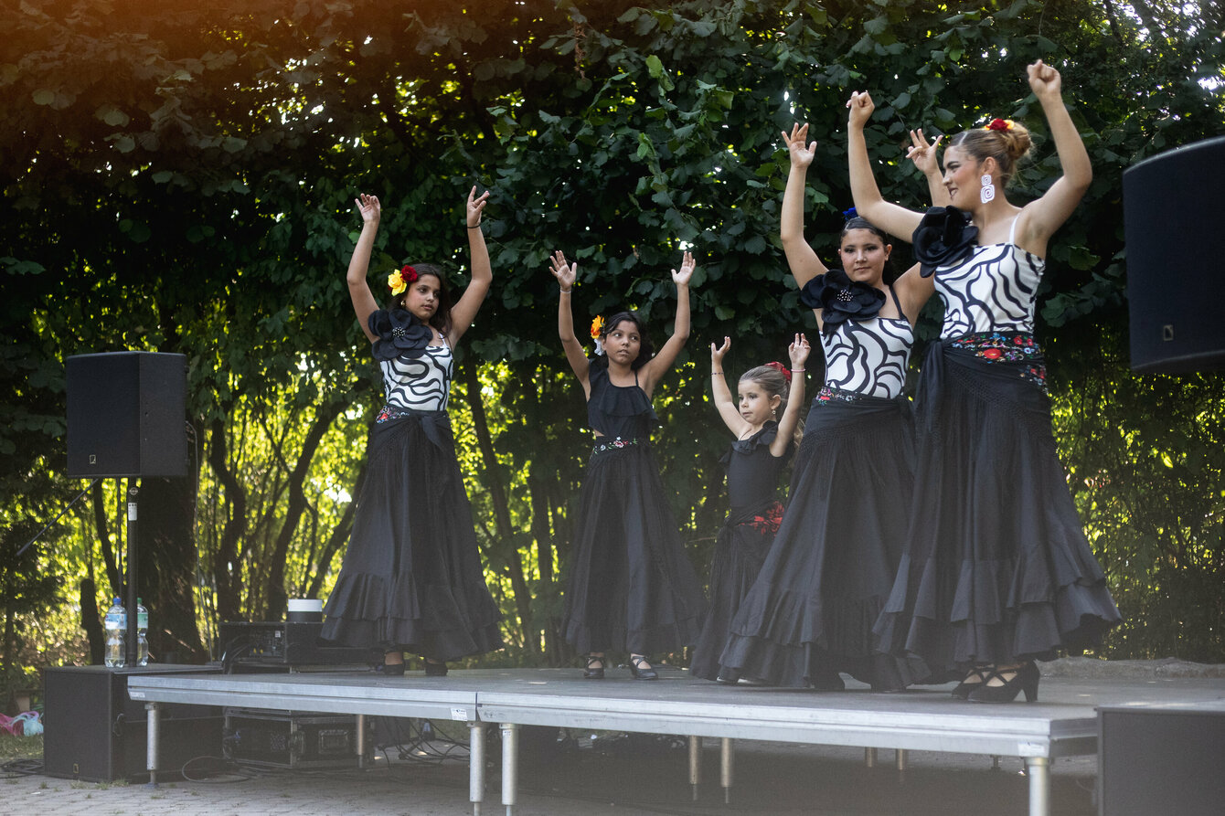 Eine Gruppe junger Mädchen in Flamencokleidung