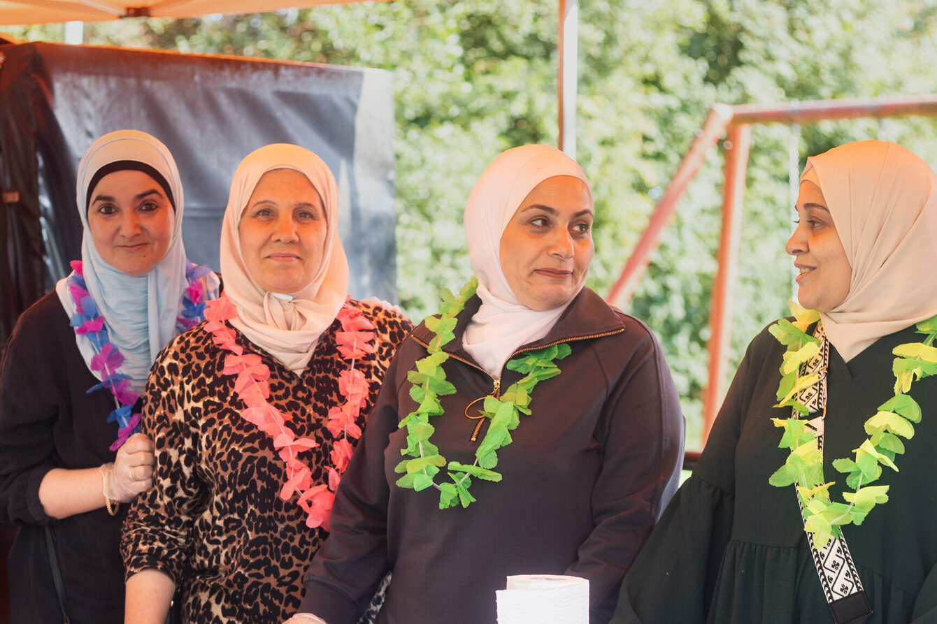 Vier Frauen mit Hidjab an einem Stand