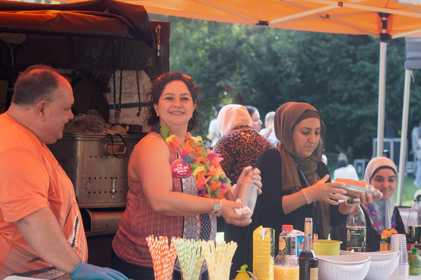 Personen an einer bunt geschmückten Cocktailbar