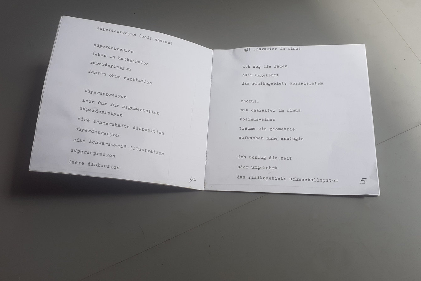 Aufgeschlagenes Booklet mit Texten von Lütfiye Güzel