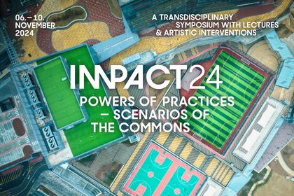 Aufsicht auf eine urbane Umgebung mit Sportplätzen. In der Bildmitte in weißer Schrift "IMPACT24" darunter "Powers of Practices – Scenarios of the commons. in der Bildecke links oben 06. – 10. November 2024. In der Bildecke rechts oben der Text "A Transdisciplinary Symposium With Lectures & Artistic Inventions"