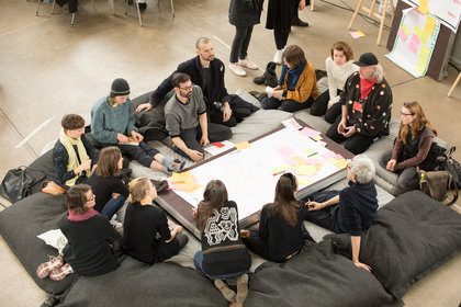 Studierende versammeln sich zu einem Workshop vom PACTPaket