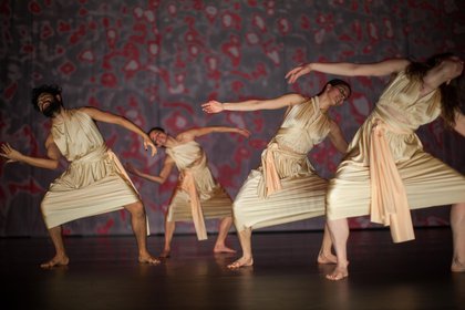 Dancers perform ›Ends of Worlds‹ on a stage