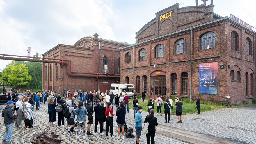 Hausfoto von PACT Zollverein mit vielen Menschen vor dem Gebäude