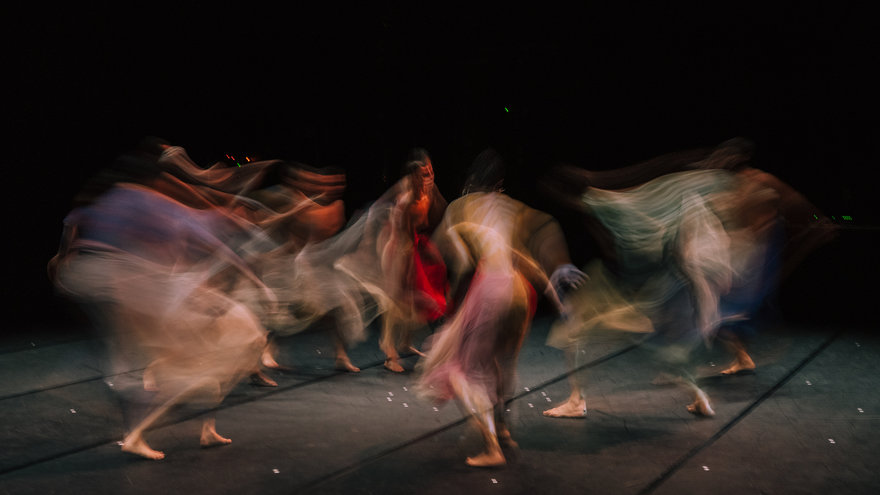Langzeitbelichtung Tänzer:innen in Bewegung