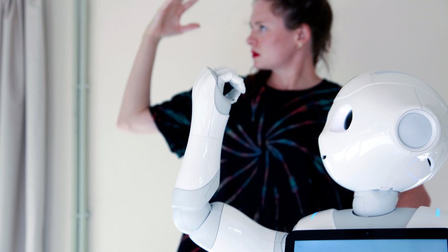Roboter und Mensch in gleicher Pose